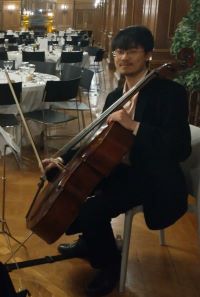 picture of me with cello at Cité Universitaire
